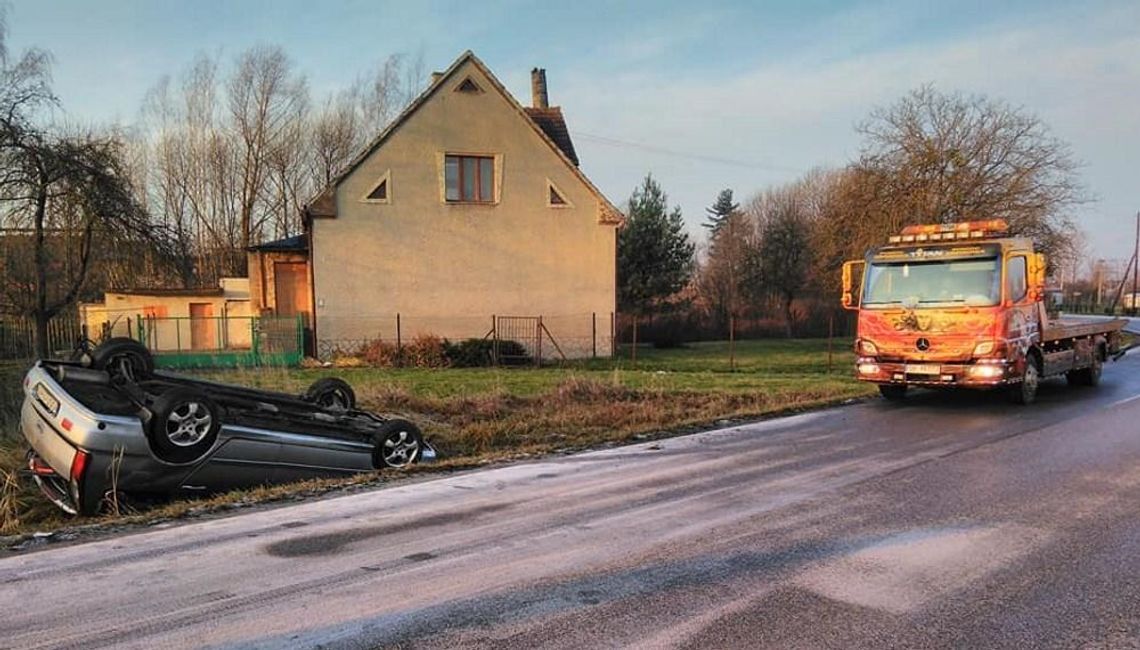 Mitsubishi wypadło z drogi i dachowało na polu. Niebezpieczne zdarzenie na drodze wojewódzkiej