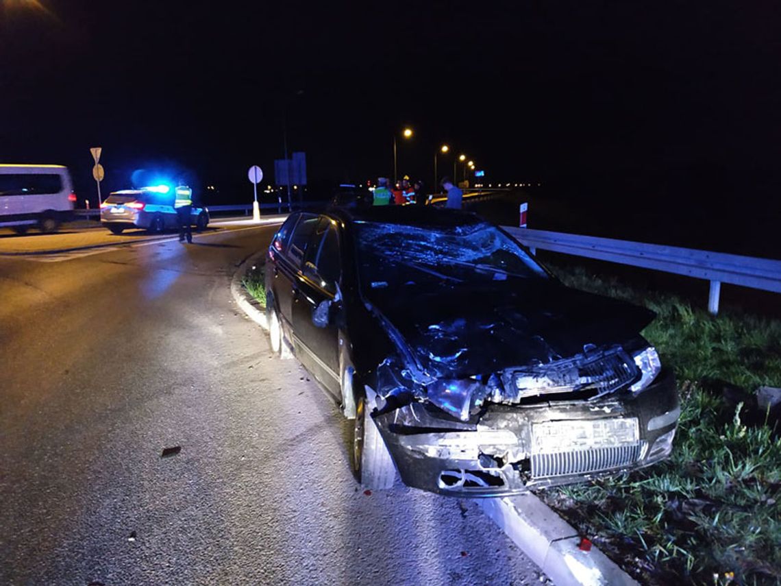 Młody kierowca nie zauważył ronda. Samochód dachował. Wypadek na obwodnicy