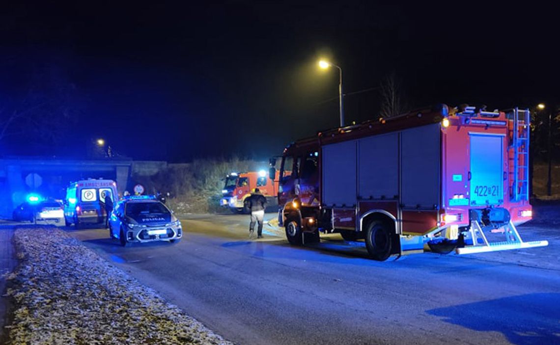 Młody mężczyzna stanął na wiadukcie i groził, że skoczy. Akcja ratunkowa w Porcie