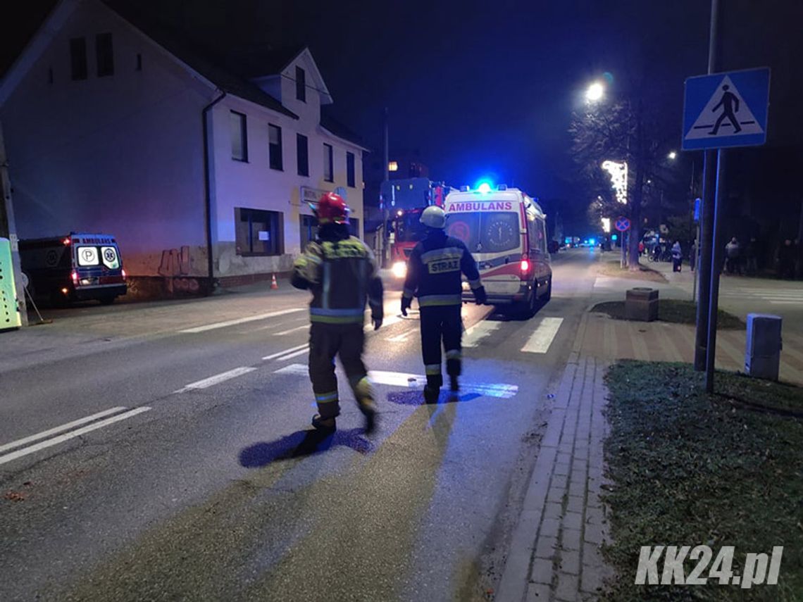 Młody mężczyzna wszedł na dach i grozi, że skoczy. Akcja służb ratunkowych w Koźlu