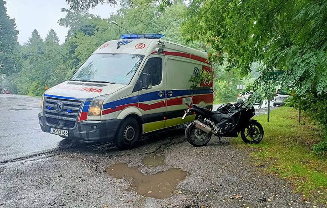 Młody motocyklista zderzył się z ciężarówką, którą próbował wyprzedzić