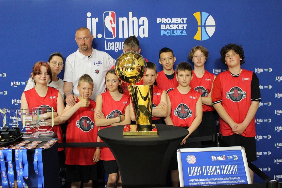 Młodzi koszykarze z Kędzierzyna-Koźla oko w oko z legendarnym pucharem NBA