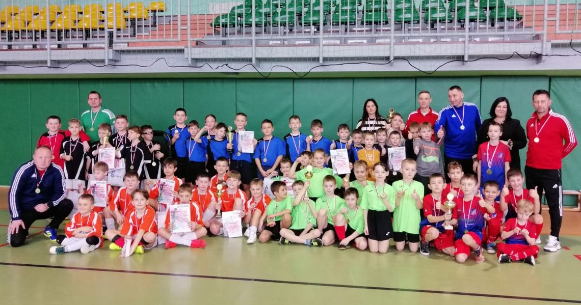 Młodzi piłkarze rywalizowali w Cisku. Do sportowej rywalizacji przystąpiły ekipy z sześciu szkół. ZDJĘCIA