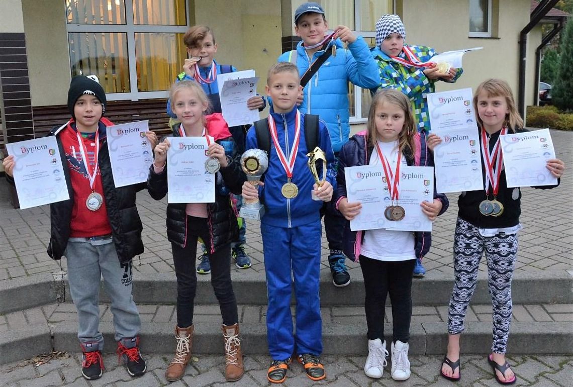 Młodzi pływacy z Kędzierzyna-Koźla zdobyli 21 medali na zawodach w Dobrodzieniu. ZDJĘCIA