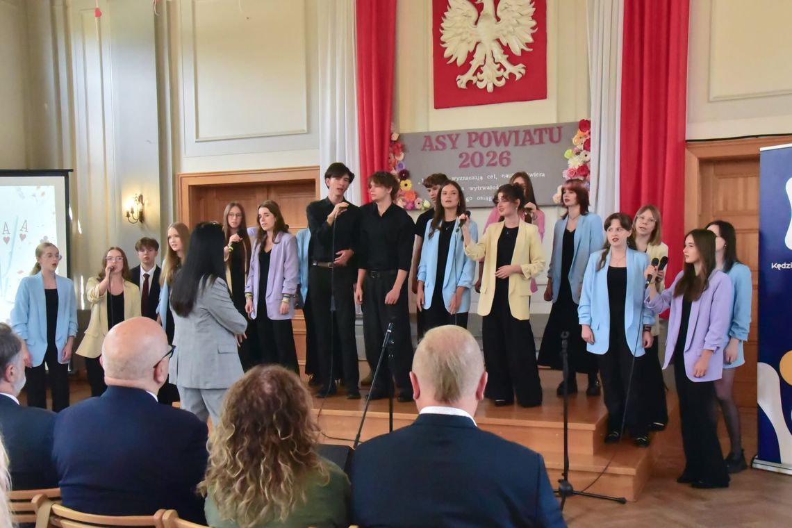 Młodzi, zdolni i ambitni. 51 Asów Powiatu pokazało, że warto marzyć i ciężko pracować Młodzi, zdolni i ambitni. 51 Asów Powiatu pokazało, że warto marzyć i ciężko pracować