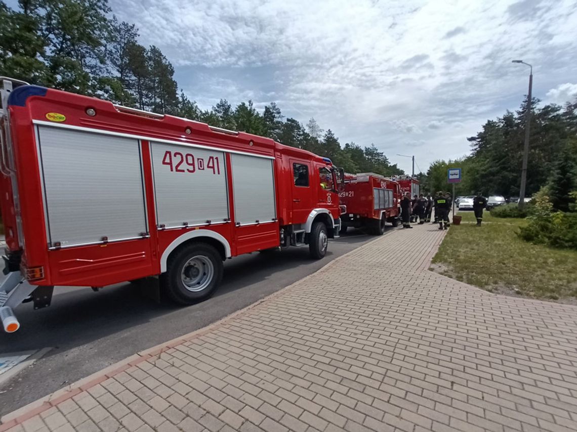 Mobilizacja służb ratunkowych przy komendzie policji. Trwają poszukiwania zaginionego mężczyzny