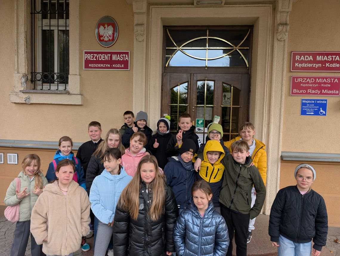 Mogli od środka zobaczyć, jak pracuje urząd miasta. Uczniowie odwiedzili wydziały, a nawet straż miejską