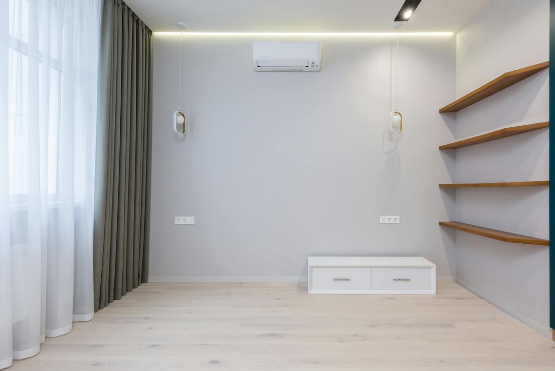 Montaż klimatyzacji ściennej typu split w domu. Ile kosztuje i jak przebiega instalacja w 2026 roku?
