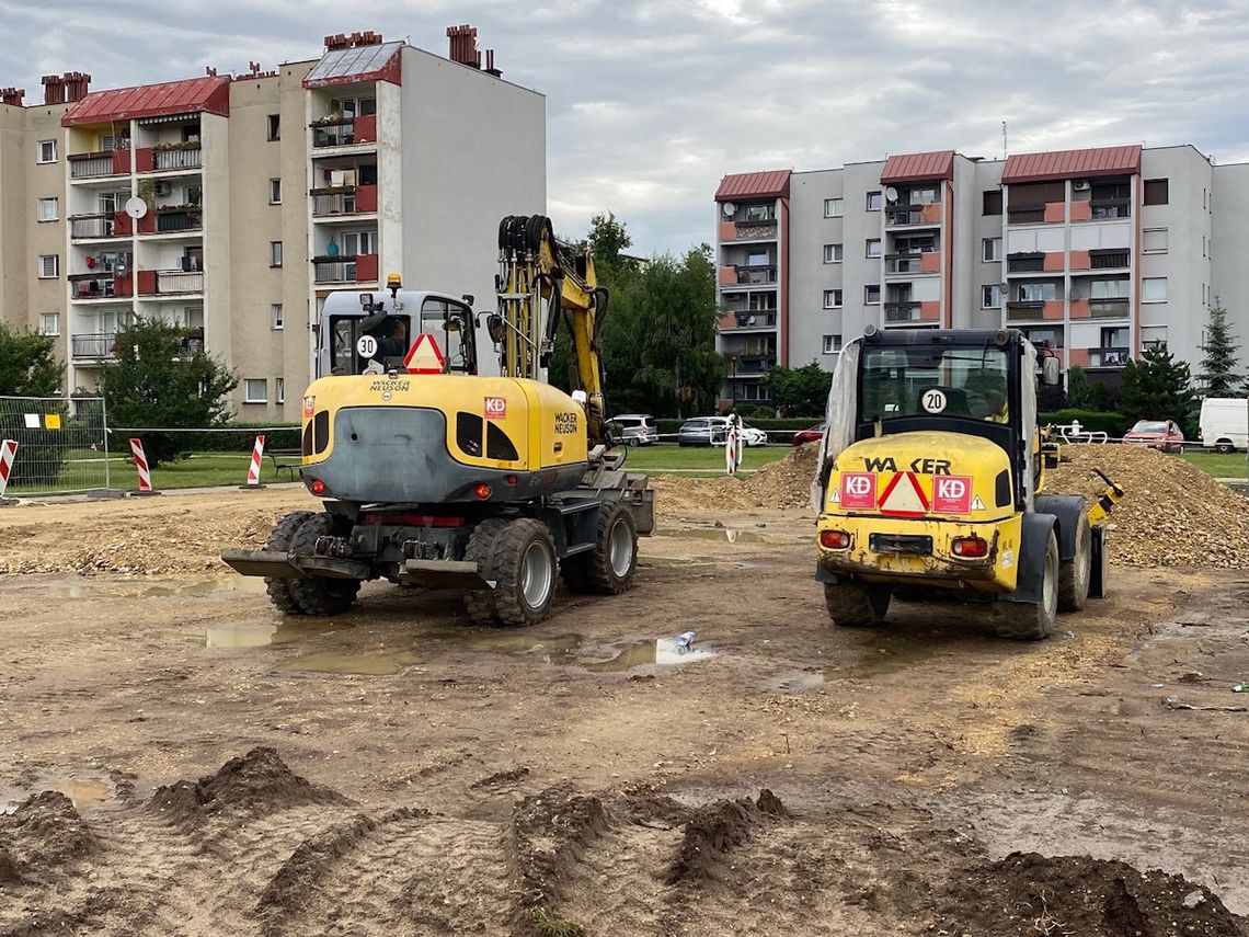 MOSiR kontynuuje przebudowę boisk przy Przechodniej. Powstaje murawa ze sztucznej nawierzchni