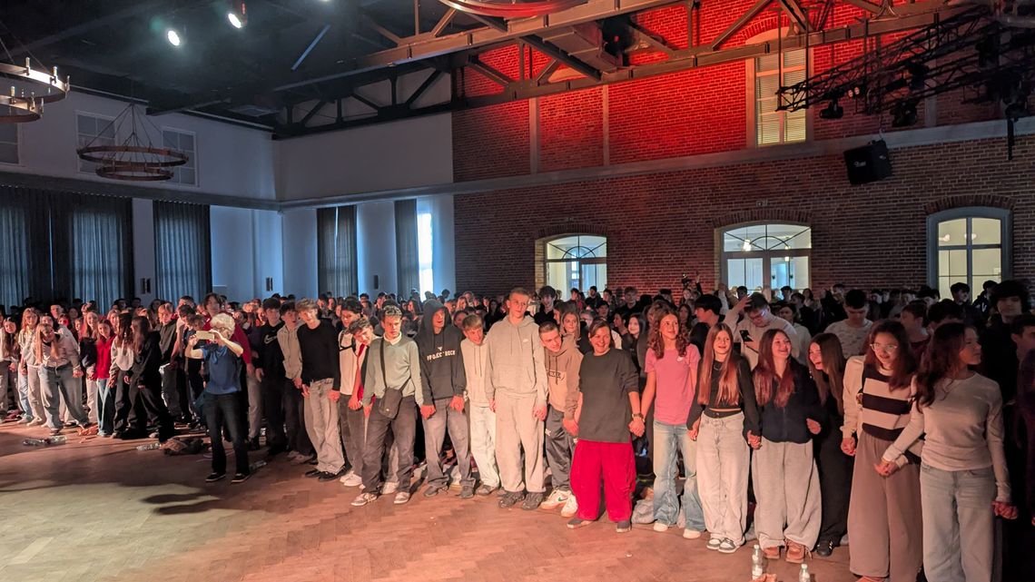 Mosty Dobrych Słów – 500 ósmoklasistów z Kędzierzyna-Koźla na konferencji przeciwko hejtowi Mosty Dobrych Słów – 500 ósmoklasistów z Kędzierzyna-Koźla na konferencji przeciwko hejtowi