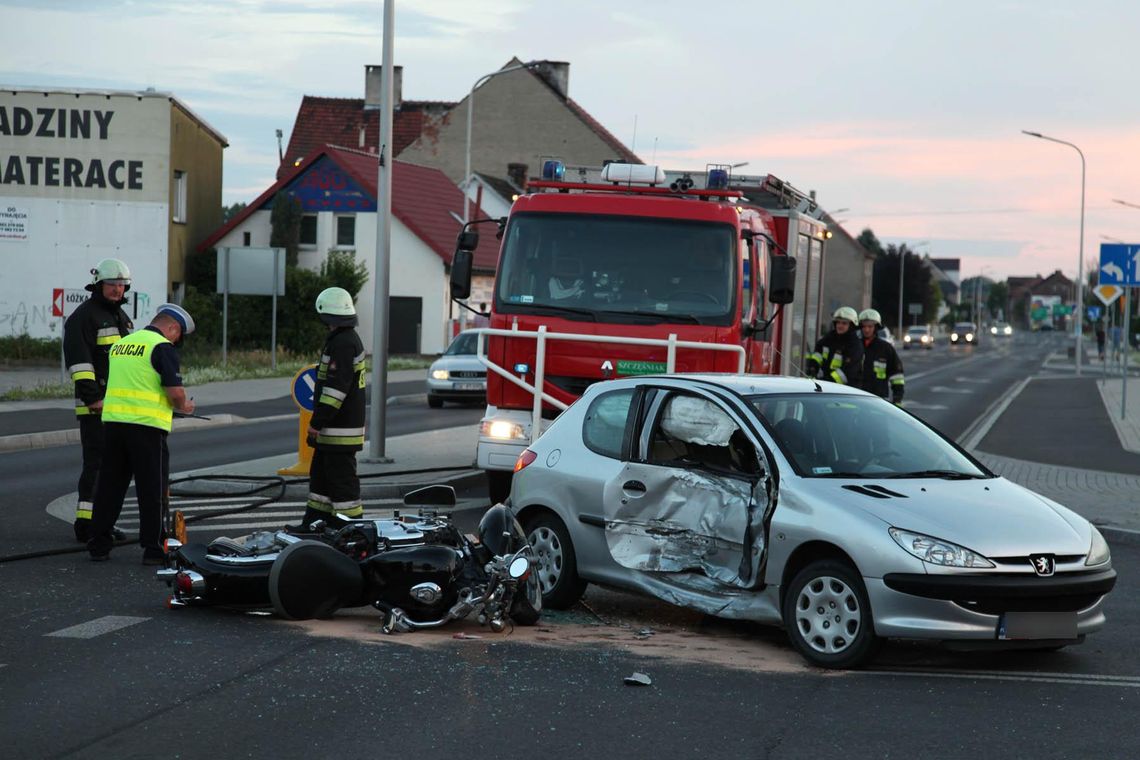 Motocykl wbił się w osobówkę. Poważnie wyglądający wypadek na ulicy Kozielskiej