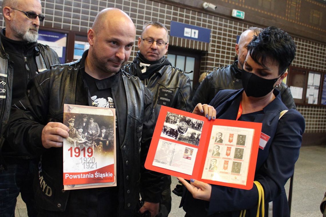 Motocykliści z Kędzierzyna-Koźla przewieźli powstańcze znaczki pocztowe do muzeum na Górze Św. Anny