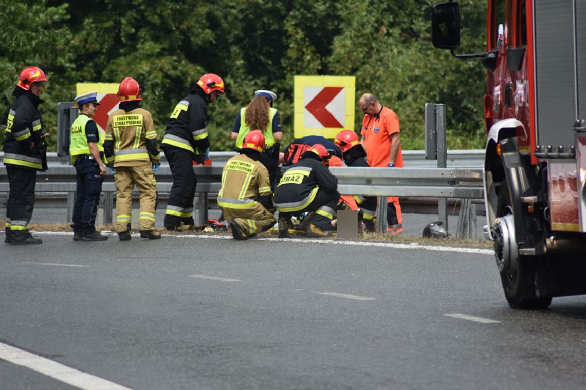 Motocyklista przewrócił się z pasażerem. Groźny wypadek na obwodnicy Kędzierzyna-Koźla