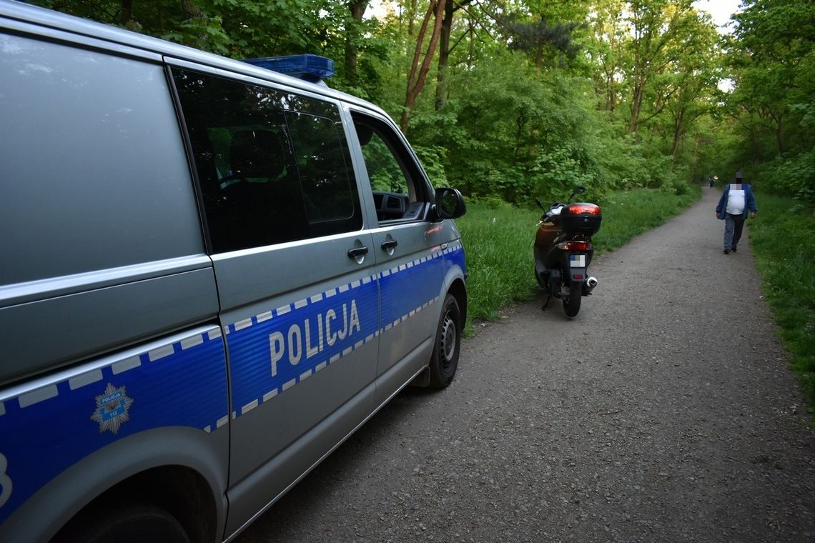 Motocyklista stracił panowanie nad pojazdem. Interwencja służb w lesie na Pogorzelcu