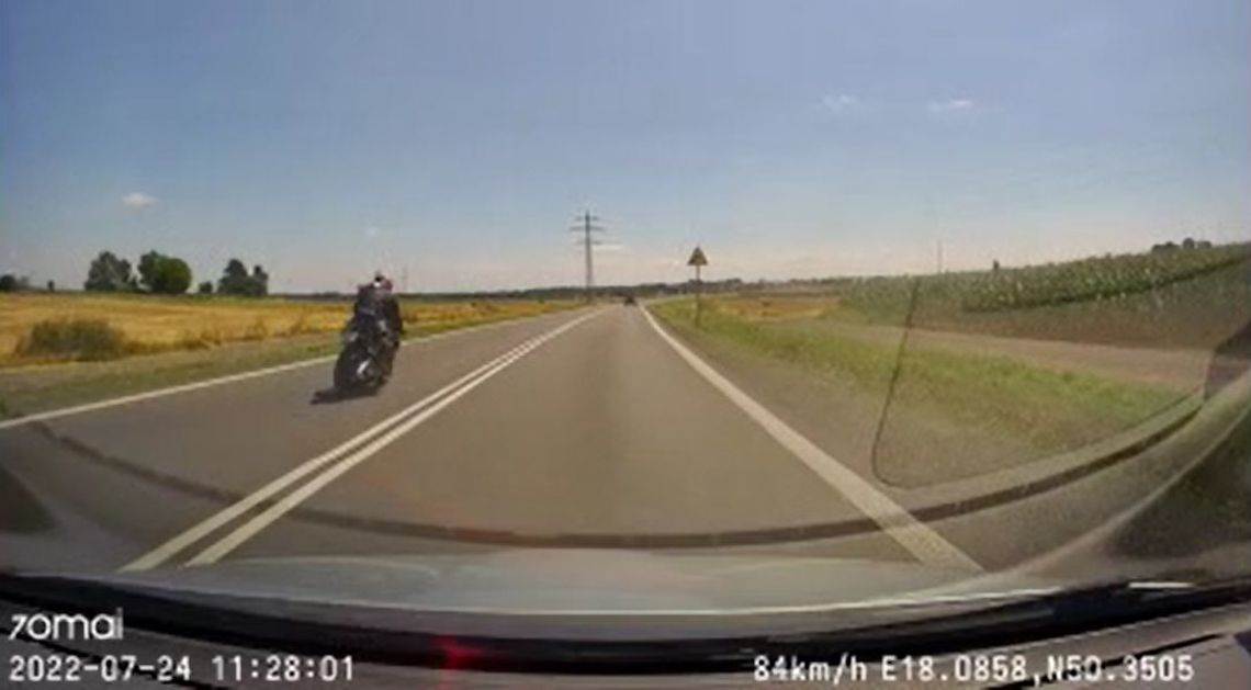 Motocyklista wyprzedził go na podwójnej ciągłej, kierowca wysłał nagranie policjantom [WIDEO]