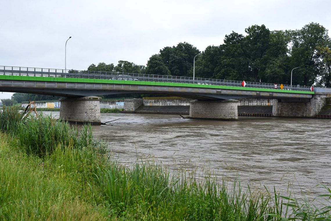 Możliwe przekroczenie stanu ostrzegawczego na Odrze w Koźlu. Rzeką przemieszcza się fala wezbraniowa.