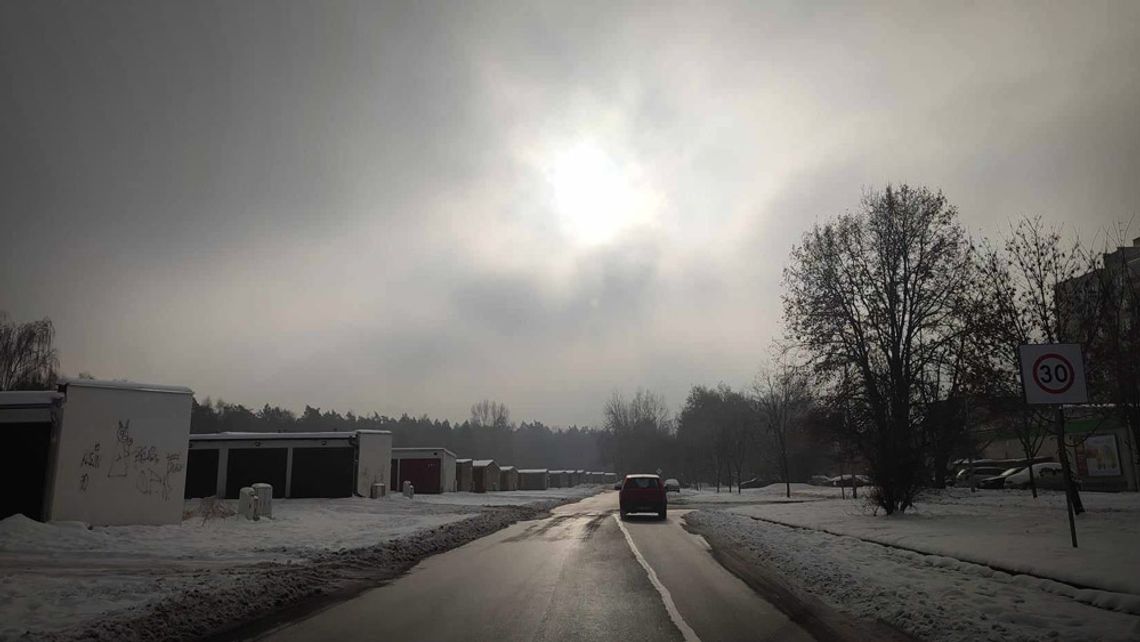 Mróz trzyma, brak wiatru, stan powietrza nadal fatalny. Normy pyłów rażąco przekroczone, nad miastem wisi czapa smogu