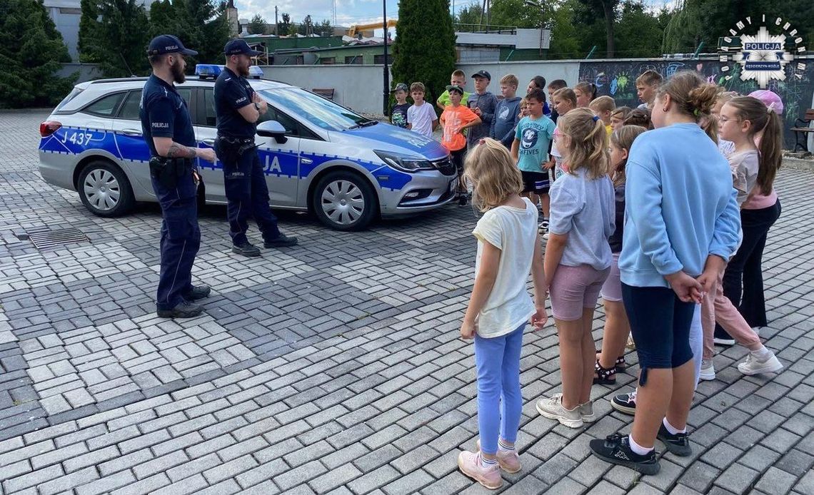 Mundurowi spotykają się z dziećmi i młodzieżą podczas półkolonii