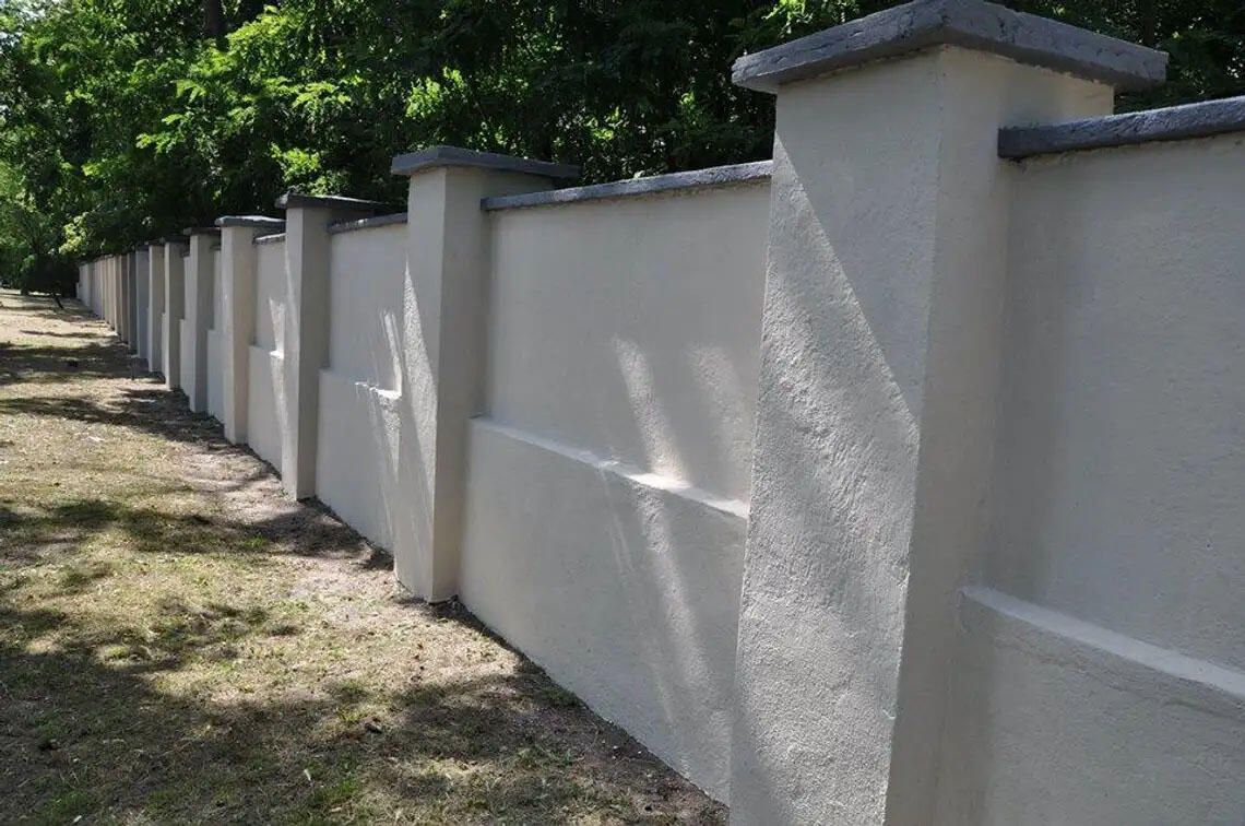 Mur otaczający powiększony Park Pojednania na razie zostaje. Miasto musi zakończyć inwestycję