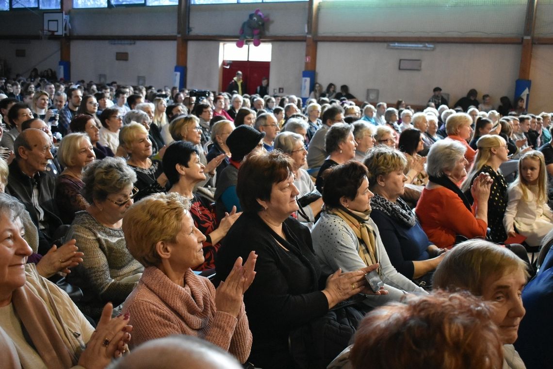 Muzyka, która łączy pokolenia. "Koncert Pokoleń" w Publicznej Szkole Podstawowej nr 12. FOTOREPORTAŻ