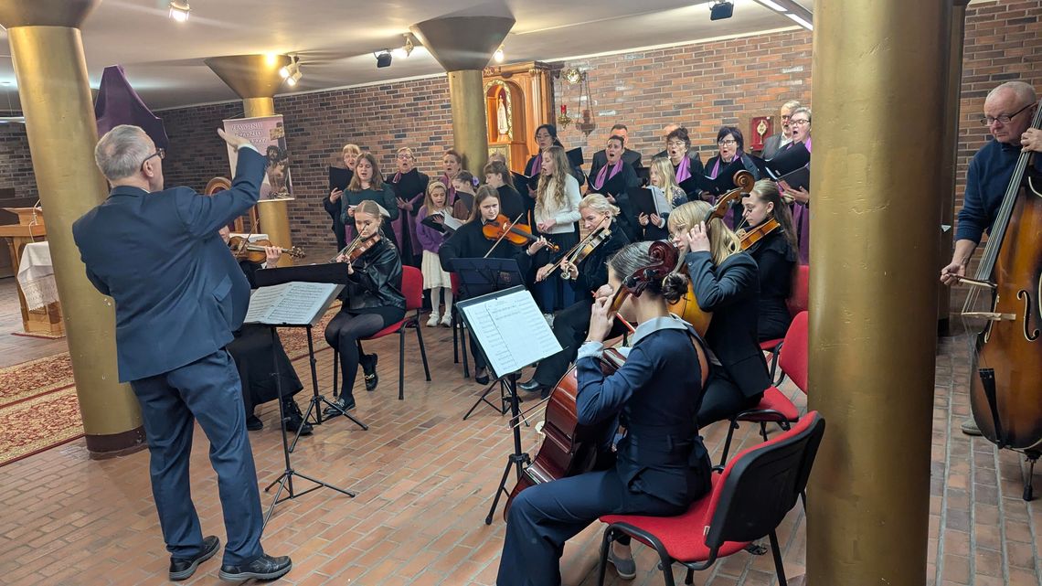 Muzyka, która zatrzymuje na chwilę. Koncert pasyjny Publicznego Ogniska Artystycznego poruszył publiczność