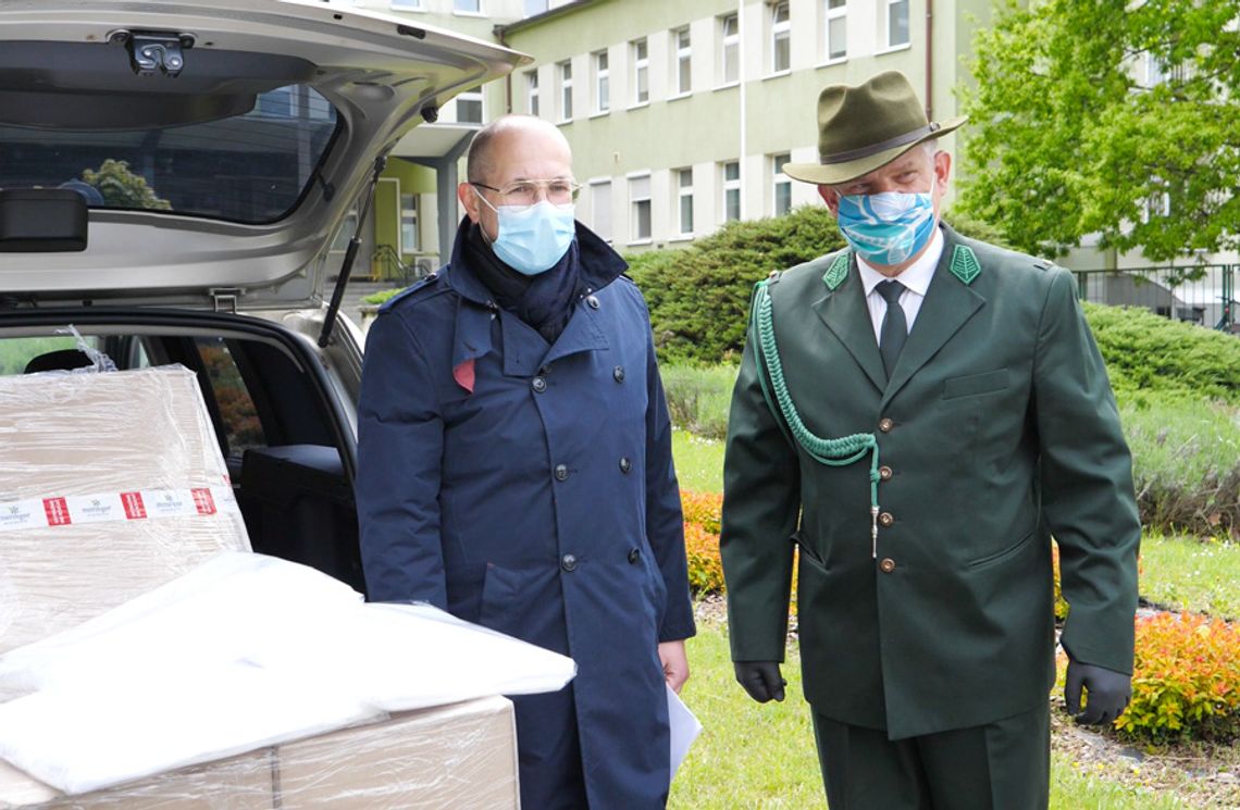 Myśliwi wsparli kozielski szpital. Przekazali środki ochronne dla pracowników. WIDEO