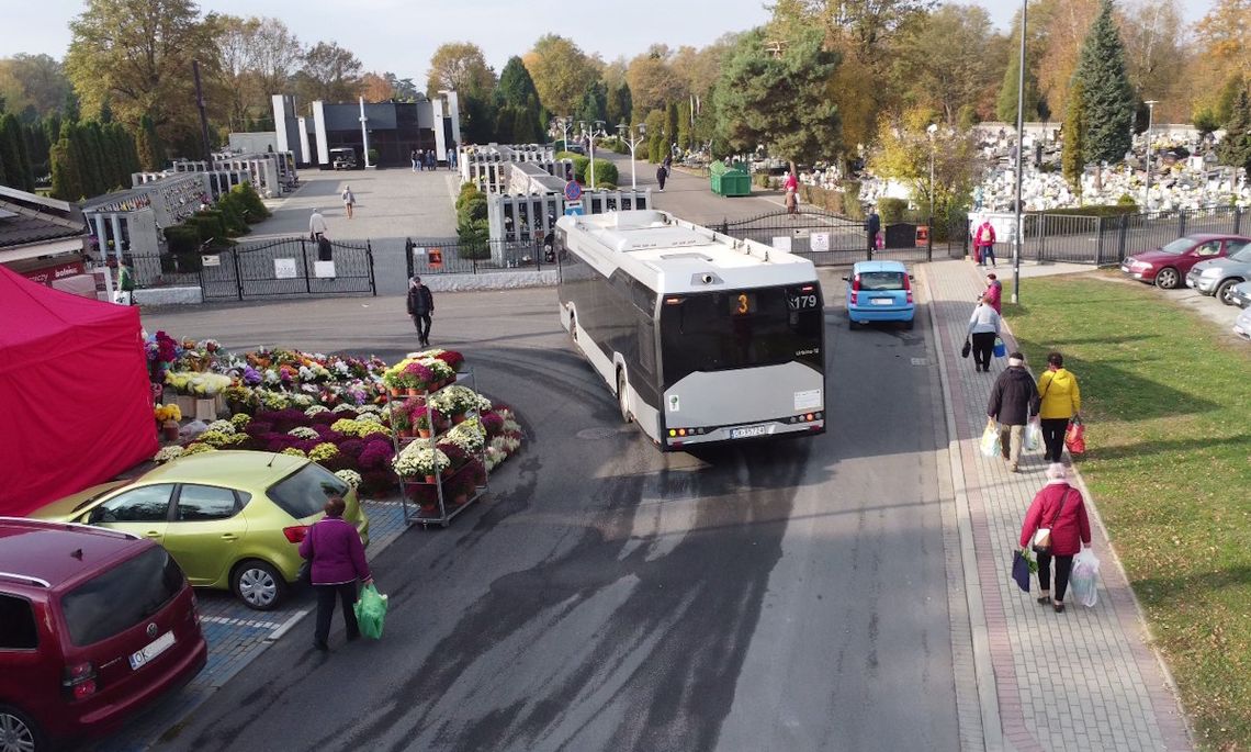 MZK uruchomi pięć dodatkowych połączeń na cmentarze. Autobusy będą kursować od piątku do niedzieli MZK uruchomi pięć dodatkowych połączeń na cmentarze. Autobusy będą kursować od piątku do niedzieli