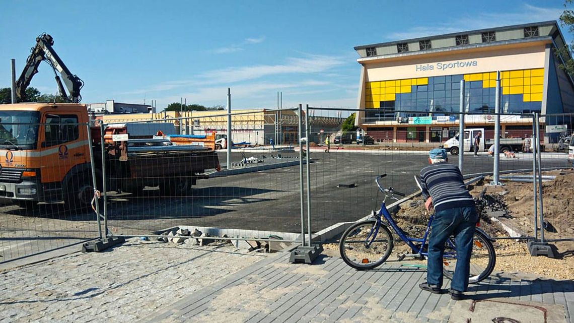 Na alei Jana Pawła kładą już asfalt. Na Wojska Polskiego chodniki i ścieżkę rowerową