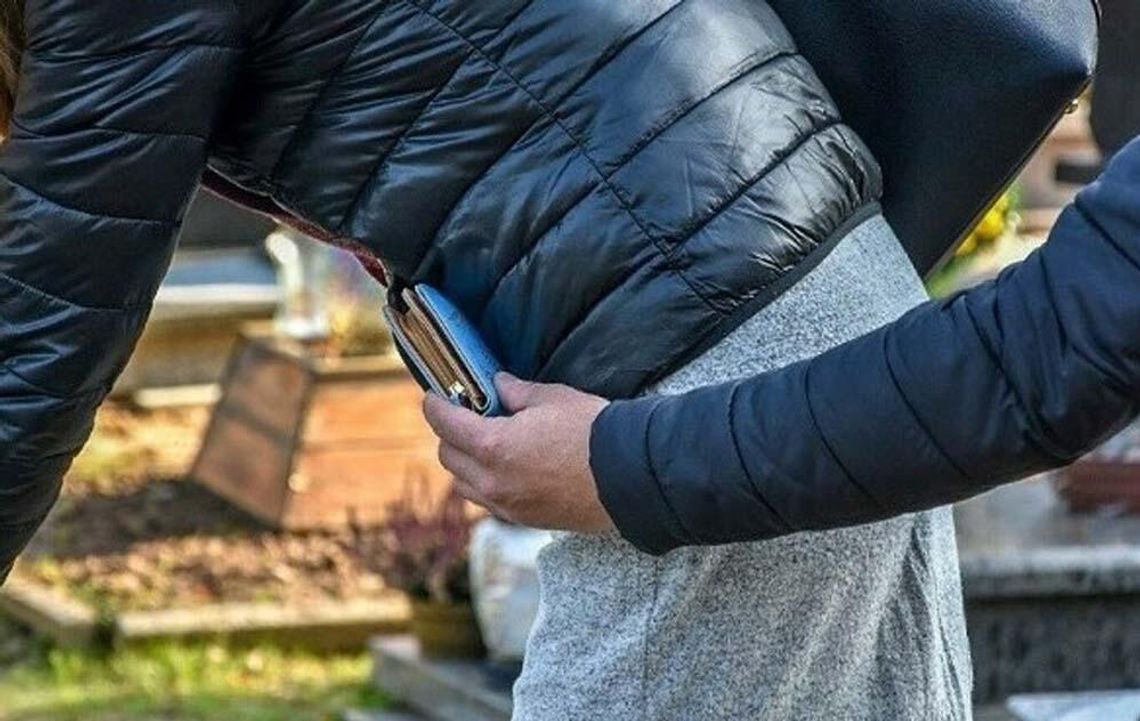 Na cmentarzach mogą czyhać kieszonkowcy. Policja radzi, jak uniknąć kradzieży i bezpiecznie dotrzeć na groby Na cmentarzach mogą czyhać kieszonkowcy. Policja radzi, jak uniknąć kradzieży i bezpiecznie dotrzeć na groby