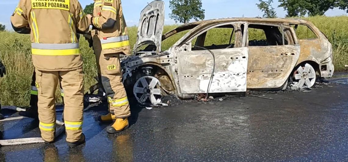 Na drodze krajowej spłonął samochód osobowy. Na miejscu straż pożarna i policja. Możliwe utrudnienia