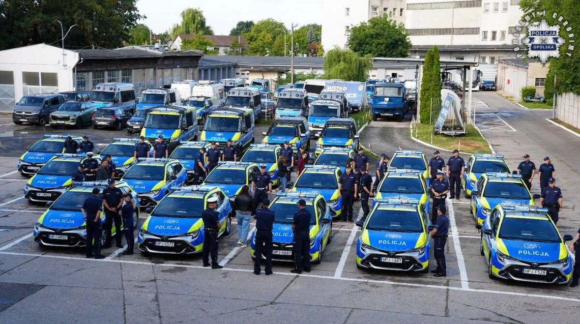 Na drogi regionu wyjedzie 30 nowych radiowozów. Policjanci odebrali już kluczyki do pierwszych 18 Na drogi regionu wyjedzie 30 nowych radiowozów. Policjanci odebrali już kluczyki do pierwszych 18