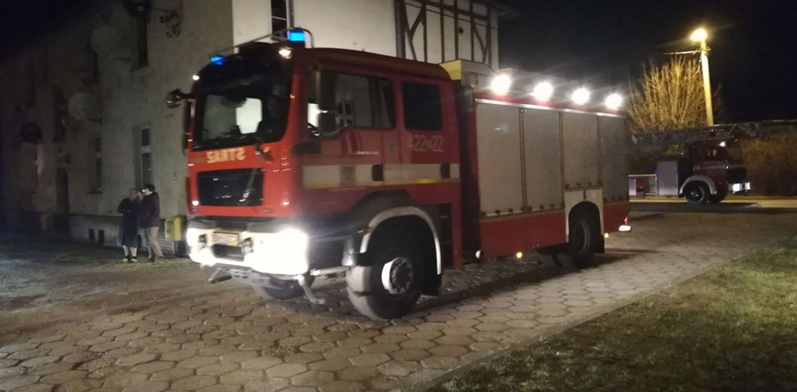 Na klatce schodowej włączył się czujnik czadu. Interweniowała straż pożarna