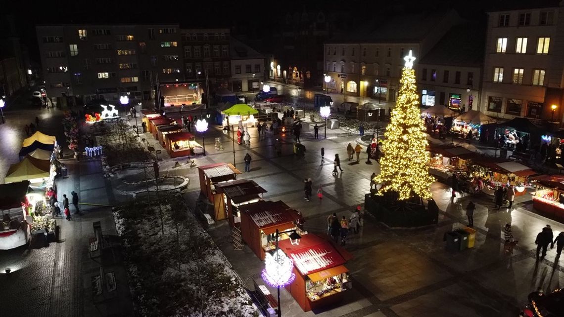 Na kozielskim rynku można już poczuć świąteczny klimat. Ruszył trzydniowy jarmark. ZDJĘCIA