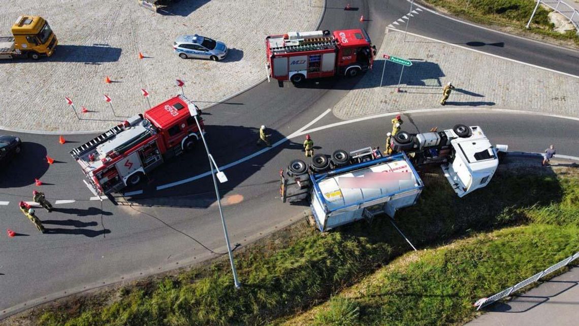 Na obwodnicy przewróciła się autocysterna. Pas w kierunku Ujazdu zablokowany na wysokości Sławięcic. Służby na miejscu