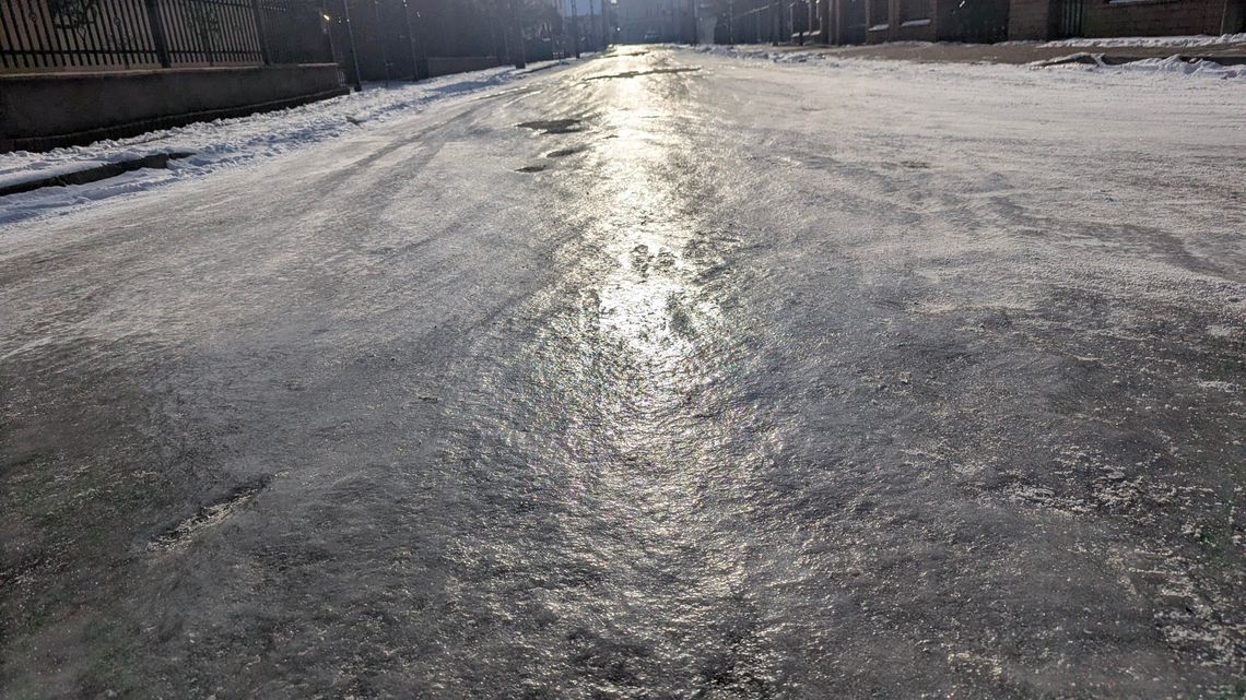 Na osiedlach zrobiło się jak na lodowisku. Szklanka przykryta śniegiem to dziś największy problem kierowców i pieszych Na osiedlach zrobiło się jak na lodowisku. Szklanka przykryta śniegiem to dziś największy problem kierowców i pieszych