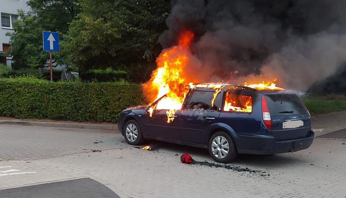 Na osiedlowym parkingu spłonął samochód. Interwencja straży pożarnej