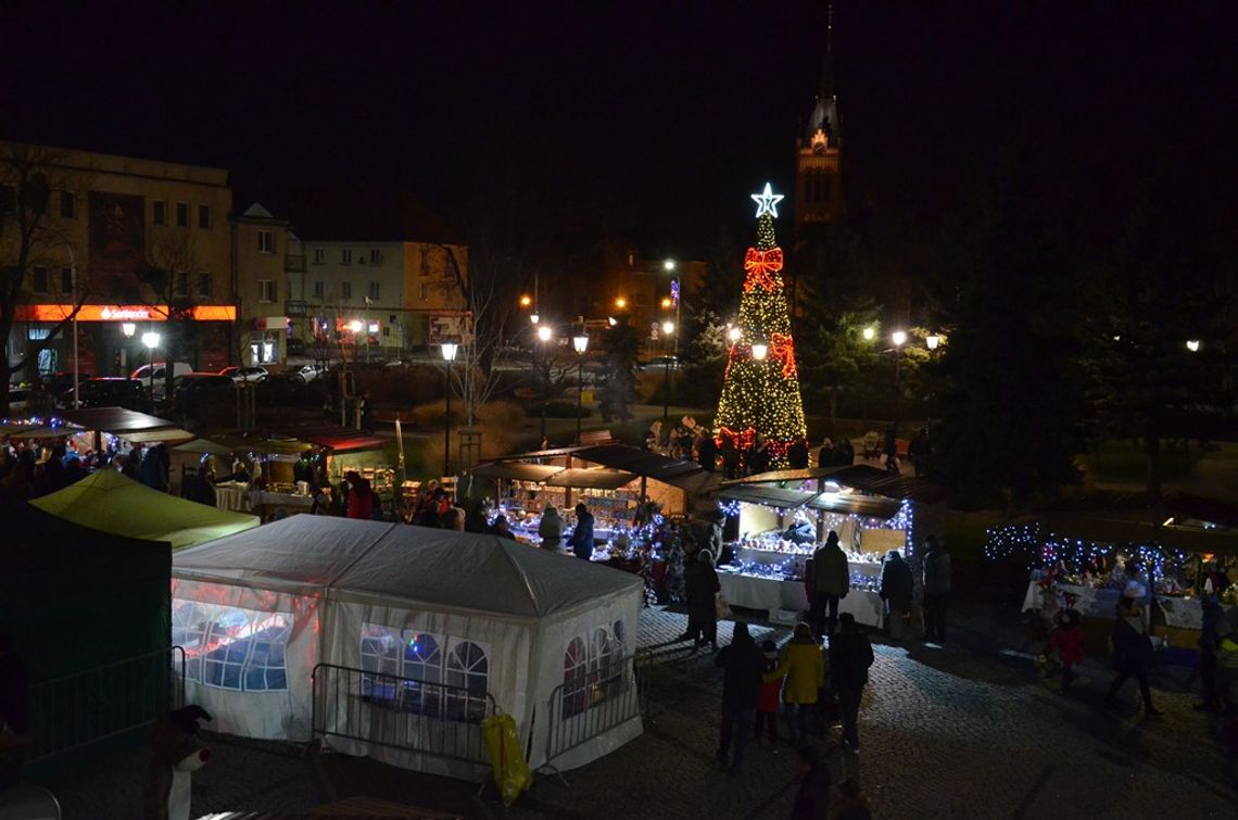 Na placu Wolności czuć atmosferę nadchodzących świąt. Trwa jarmark bożonarodzeniowy. ZDJĘCIA