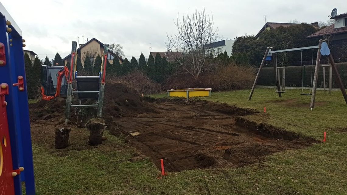 Na placu zabaw praca wre. Już niedługo dzieciaki będą mogły poszaleć na nowym urządzeniu