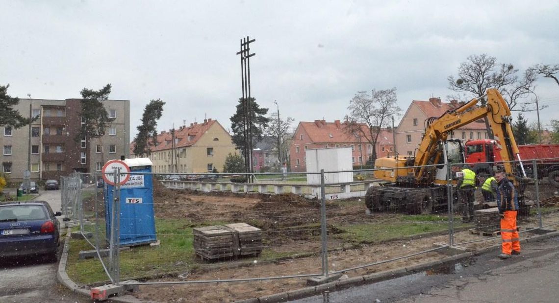 Na Pogorzelcu powstaje nowa, przyjazna mieszkańcom przestrzeń. Ruszyła przebudowa skwerów. ZDJĘCIA