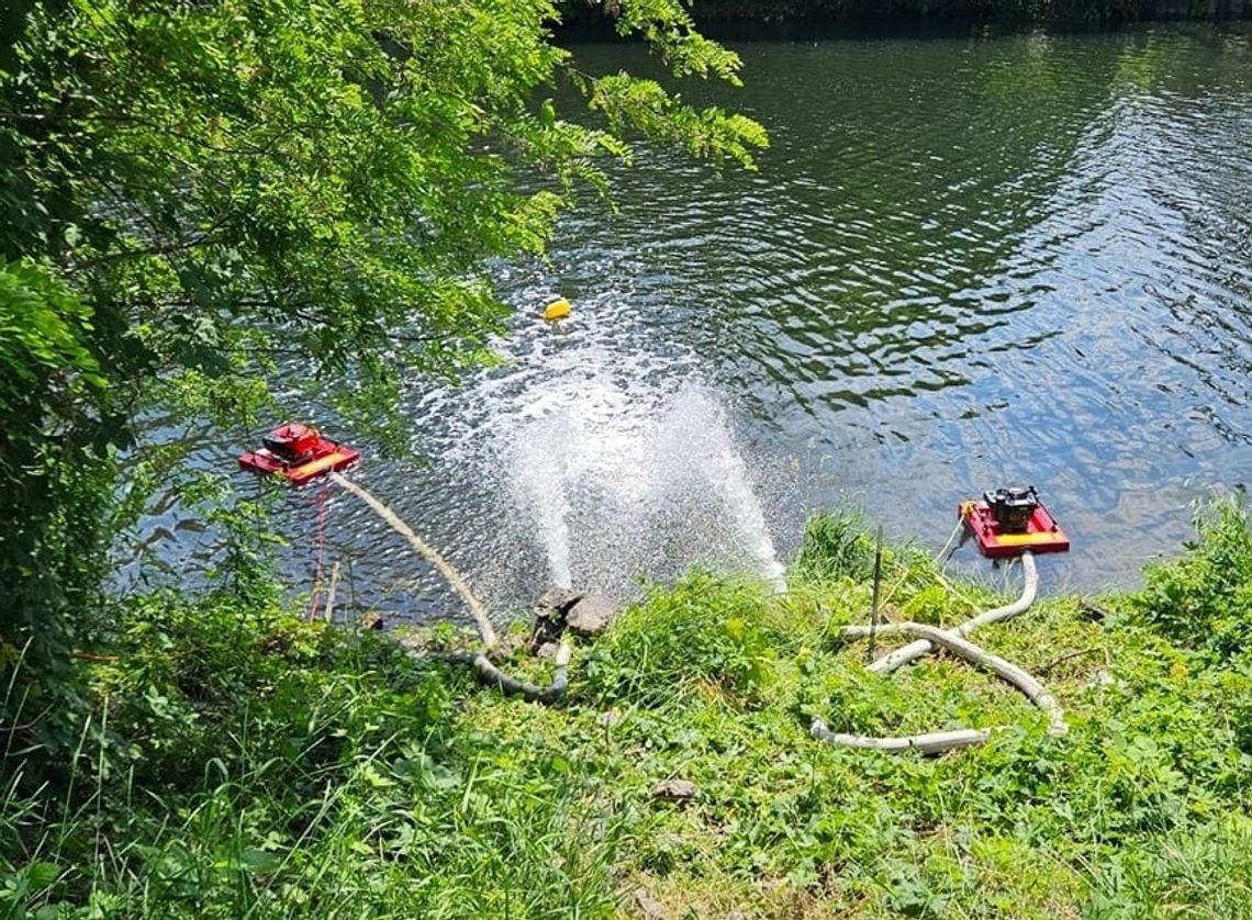 Na polecenie wojewody opolskiego strażacy uruchomili pompy, by napowietrzyć wody Kanału Gliwickiego
