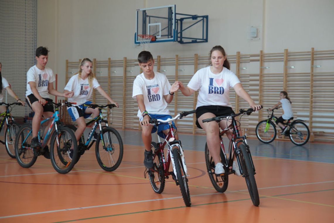 Na rowerach zatańczyli poloneza. Niezwykły finał opolskiej kampanii edukacyjnej „Przyhamuj, życie przed Tobą”