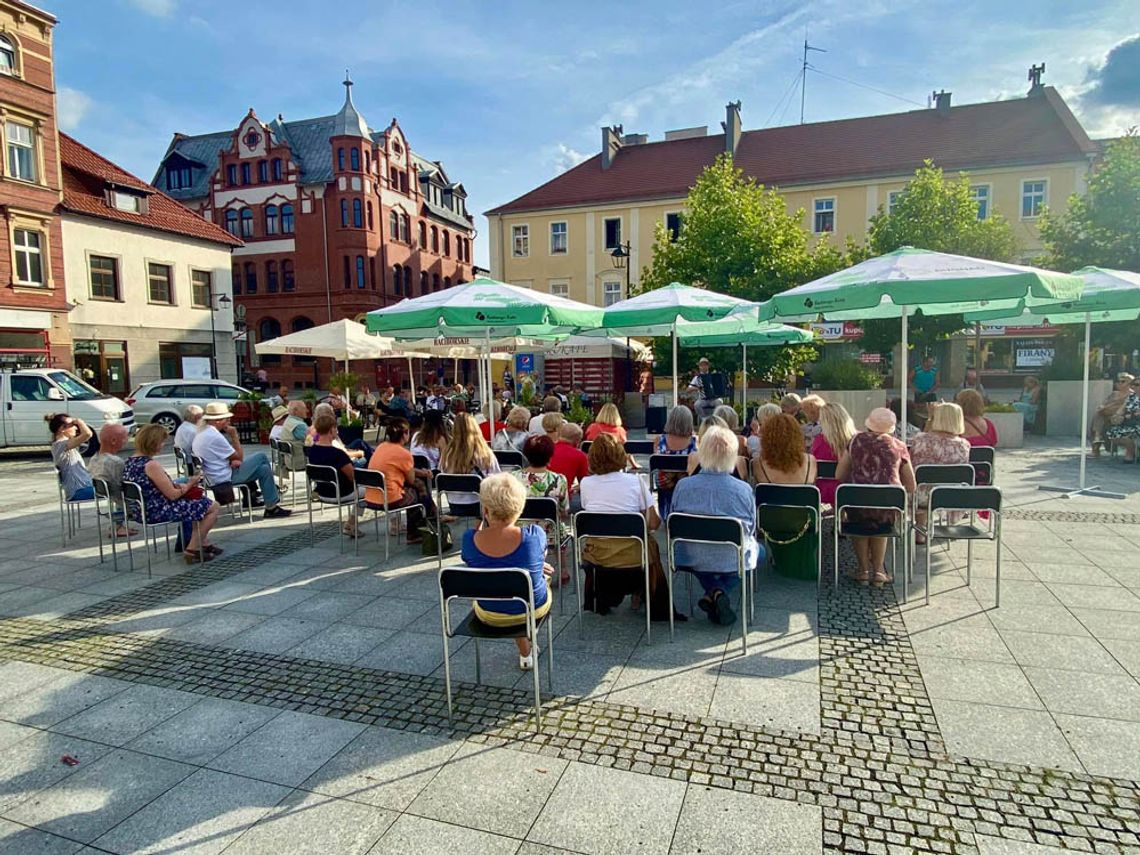 Na rynku w Koźlu rozbrzmiewały dźwięki akordeonu. W kolejną niedzielę koncert fortepianowy