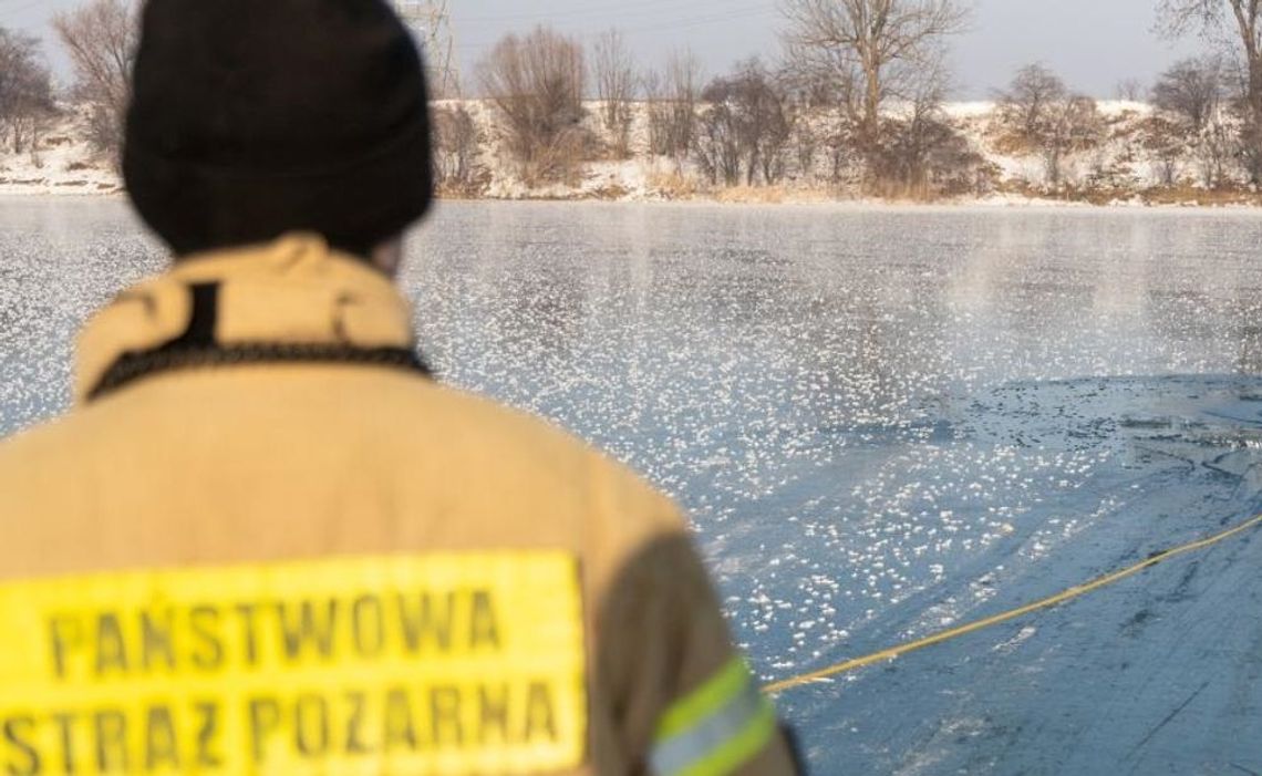 Na rzekach i jeziorach pojawiła się warstwa lodu. Wchodzenie to ogromne ryzyko. Strażacy apelują o ostrożność