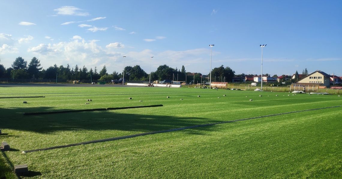 Na stadionie w Koźlu zrobiło się zielono. Sztuczna murawa jest już wykładana na boisko. ZDJĘCIA