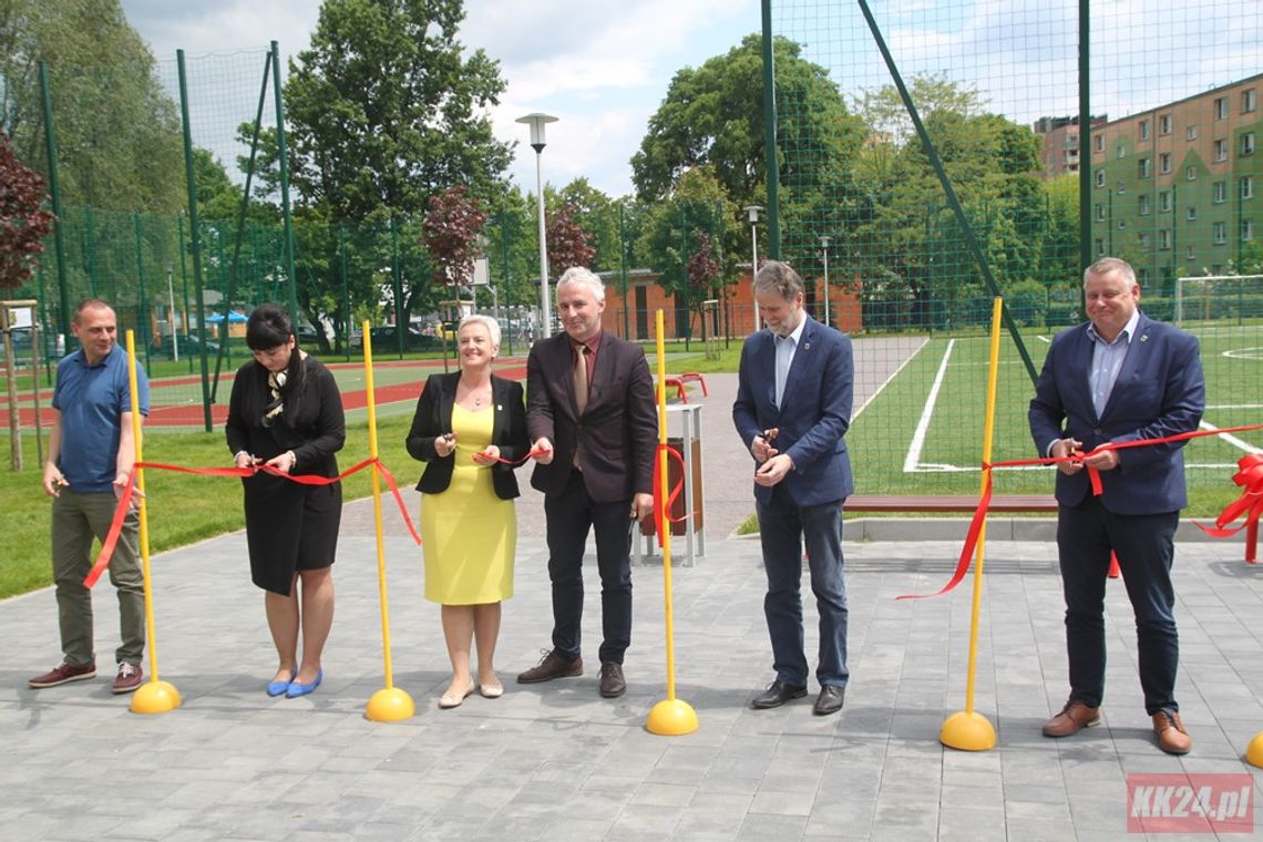 Na tych boiskach aż chce się trenować. Uroczyście otwarto kompleks sportowy przy "Szóstce". ZDJĘCIA