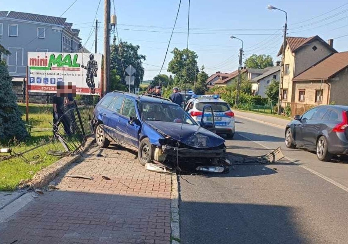 Na widok policjantów dodał gazu. Pościg za młodym kierowcą zakończony kolizją