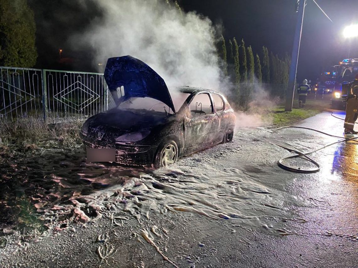 Nad ranem w Długomiłowicach spłonął samochód. Akcja straży pożarnej