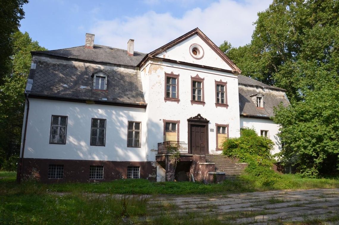 Nadchodzą lepsze czasy dla dworku w Komornie? Są chętni na przejęcie zabytku