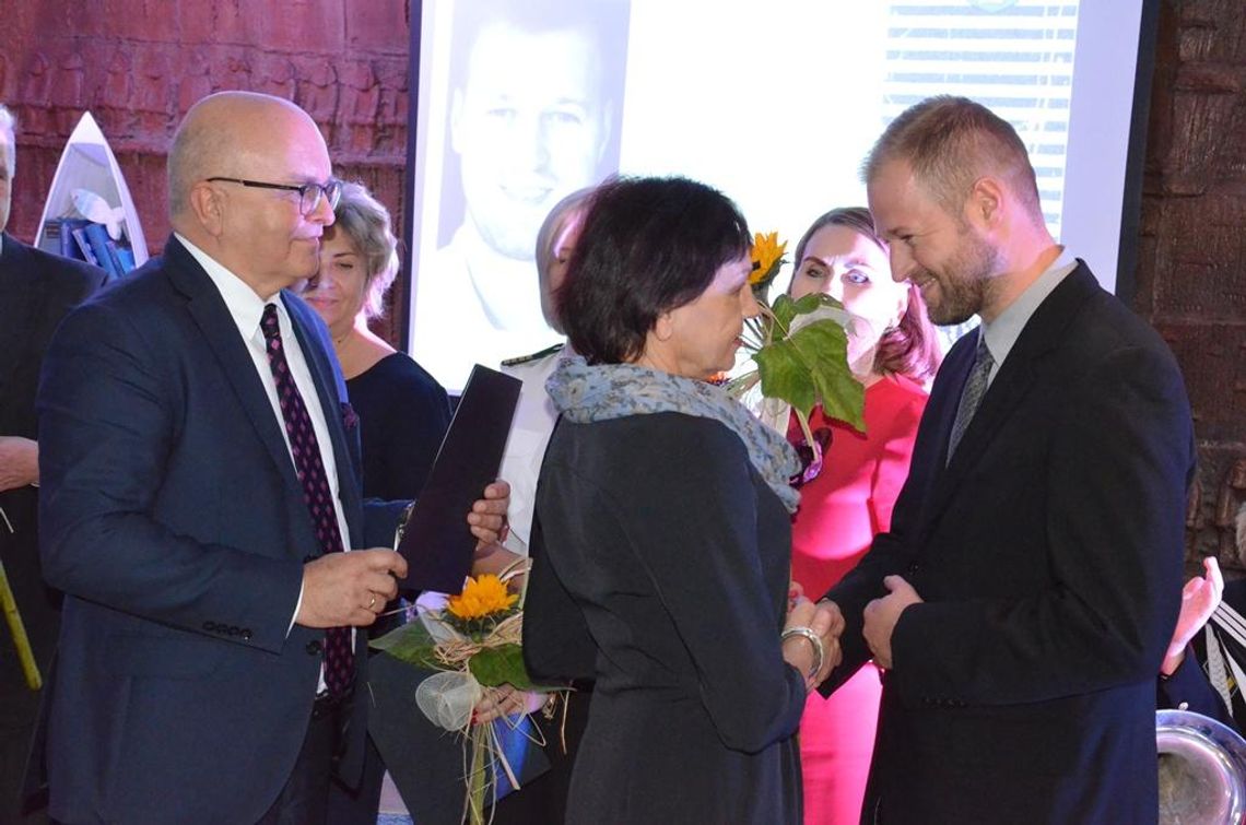 Nagrody i wyróżnienia dla najlepszych. Powiatowy Dzień Edukacji Narodowej. ZDJĘCIA