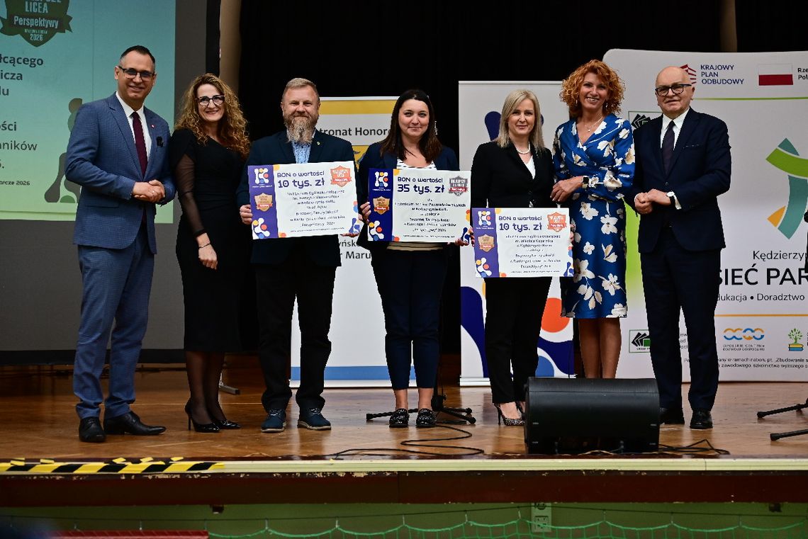 Najlepsze szkoły nagrodzone. Tarcze „Perspektyw” i finansowe wsparcie wręczone podczas Forum Edukacyjno-Gospodarczego Najlepsze szkoły nagrodzone. Tarcze „Perspektyw” i finansowe wsparcie wręczone podczas Forum Edukacyjno-Gospodarczego